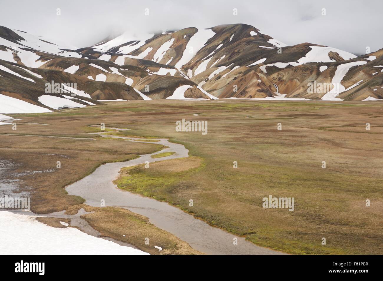 Montagnes couvertes de neige dans les hautes terres d'Islande à Landmannalaugar Banque D'Images