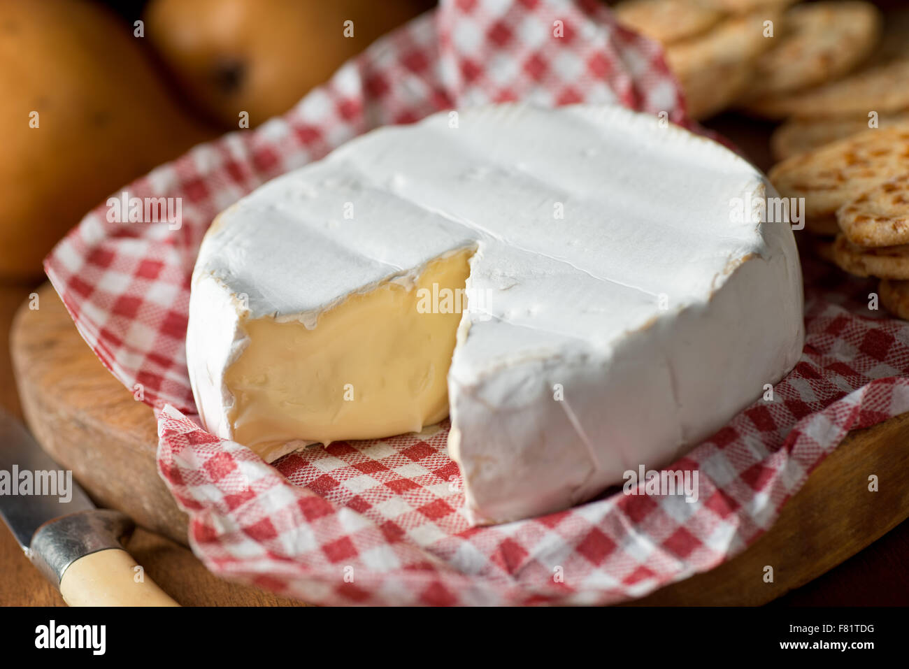 Roue de Brie crémeux délicieux fromage avec craquelins et de poires. Banque D'Images