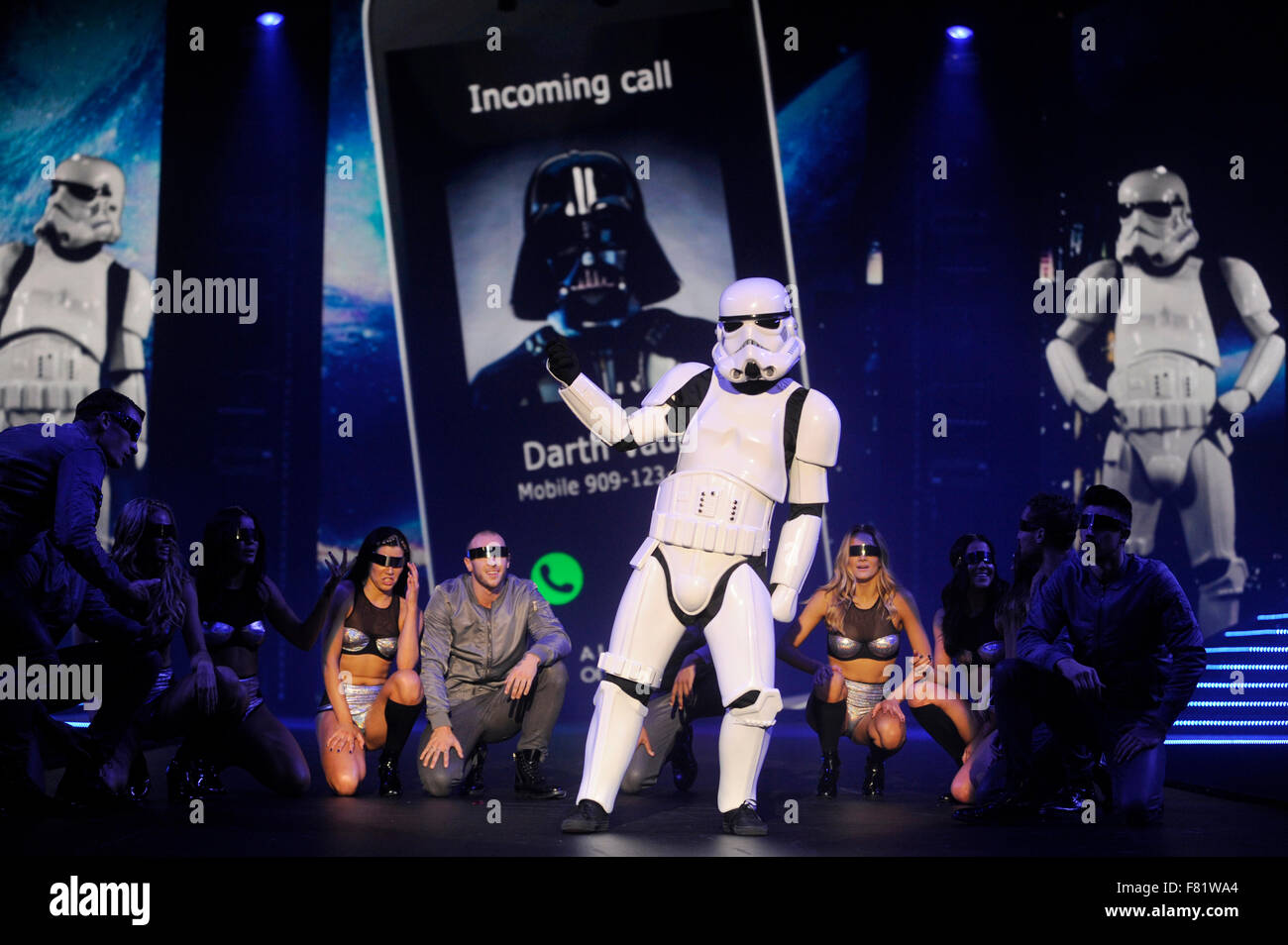 Caractéristique De La Marche De Star Wars Guerre des étoiles stormtrooper Banque de photographies et d'images à haute  résolution - Alamy