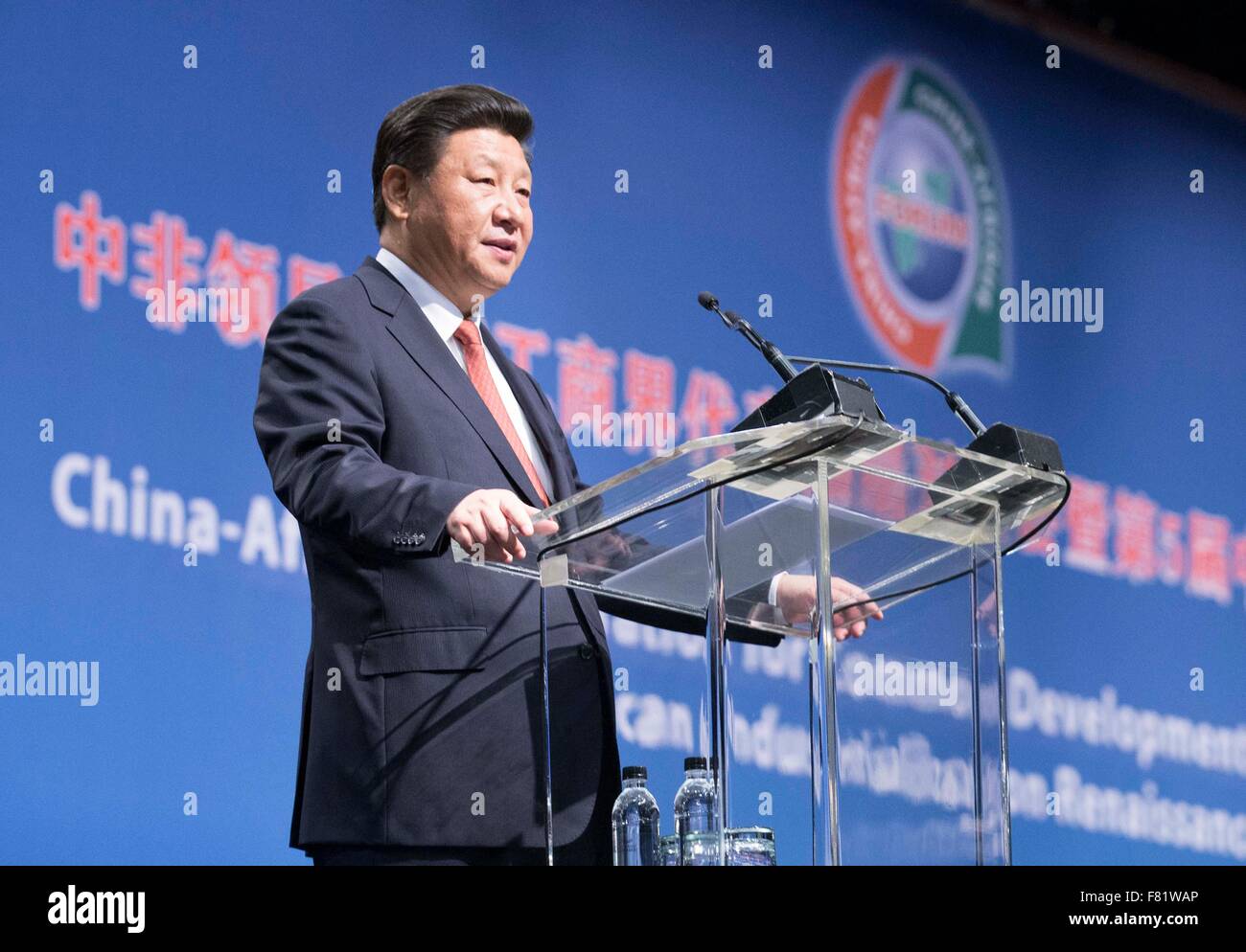 Johannesburg, Afrique du Sud. 9Th Jul 2015. Le président chinois Xi Jinping prononce un discours dans le dialogue de haut niveau avec des dignitaires d'affaires chinois et africains, aussi cérémonie de clôture de la cinquième conférence des entreprises sino-africaine, à Johannesburg, en Afrique du Sud, le 4 décembre 2015. Credit : Huang Jingwen/Xinhua/Alamy Live News Banque D'Images