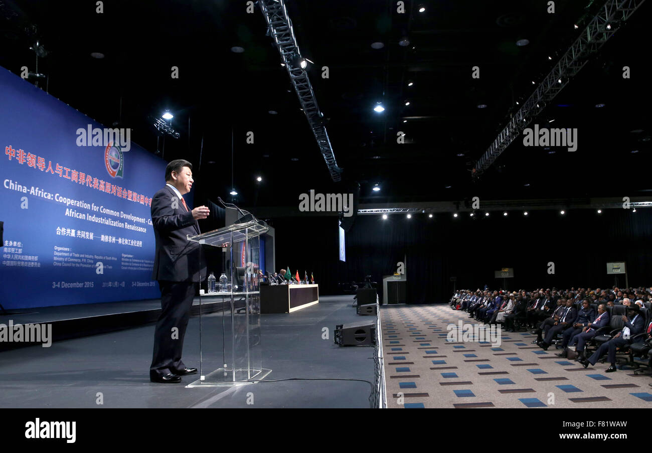 Johannesburg, Afrique du Sud. 9Th Jul 2015. Le président chinois Xi Jinping prononce un discours dans le dialogue de haut niveau avec des dignitaires d'affaires chinois et africains, aussi cérémonie de clôture de la cinquième conférence des entreprises sino-africaine, à Johannesburg, en Afrique du Sud, le 4 décembre 2015. Credit : Yao Dawei/Xinhua/Alamy Live News Banque D'Images