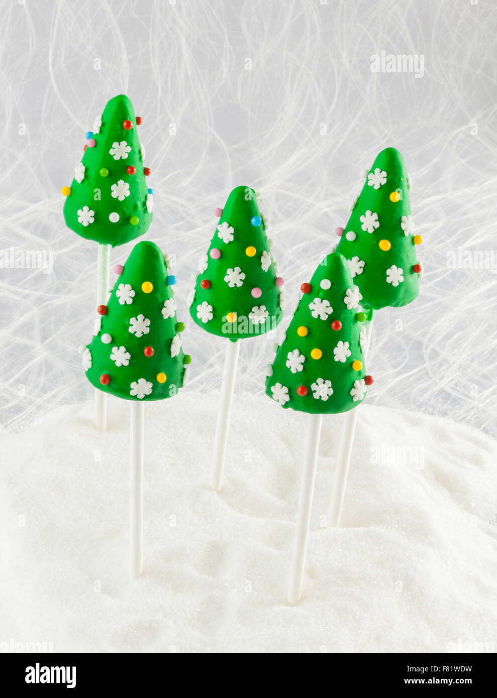 Arbre de Noël cake pops dans un paysage de neige Banque D'Images