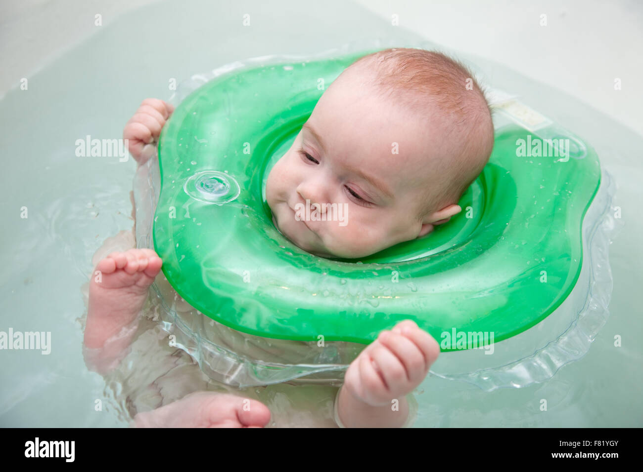 Piscine Bebe Avec Anneau De Bain Baignoire En Cou Photo Stock Alamy