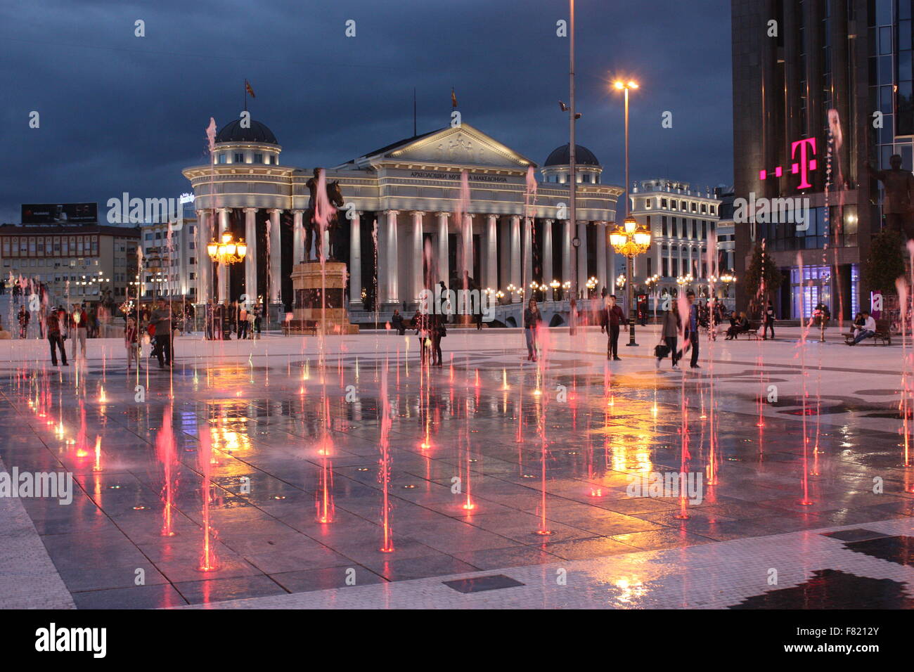 Fontaine de la place de Macédoine, la place principale de Skopje, la capitale de la Macédoine Banque D'Images