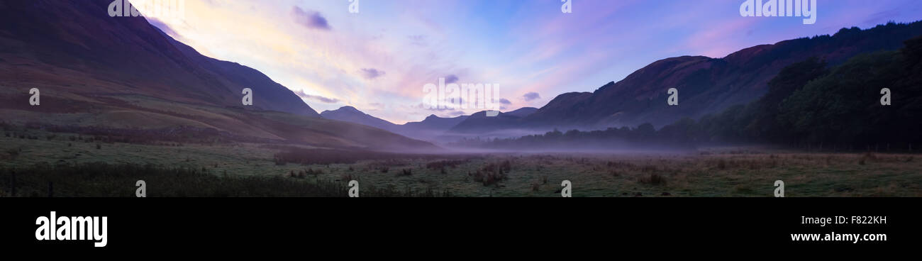 Glen Nevis sur un magnifique matin d'automne brumeux Banque D'Images