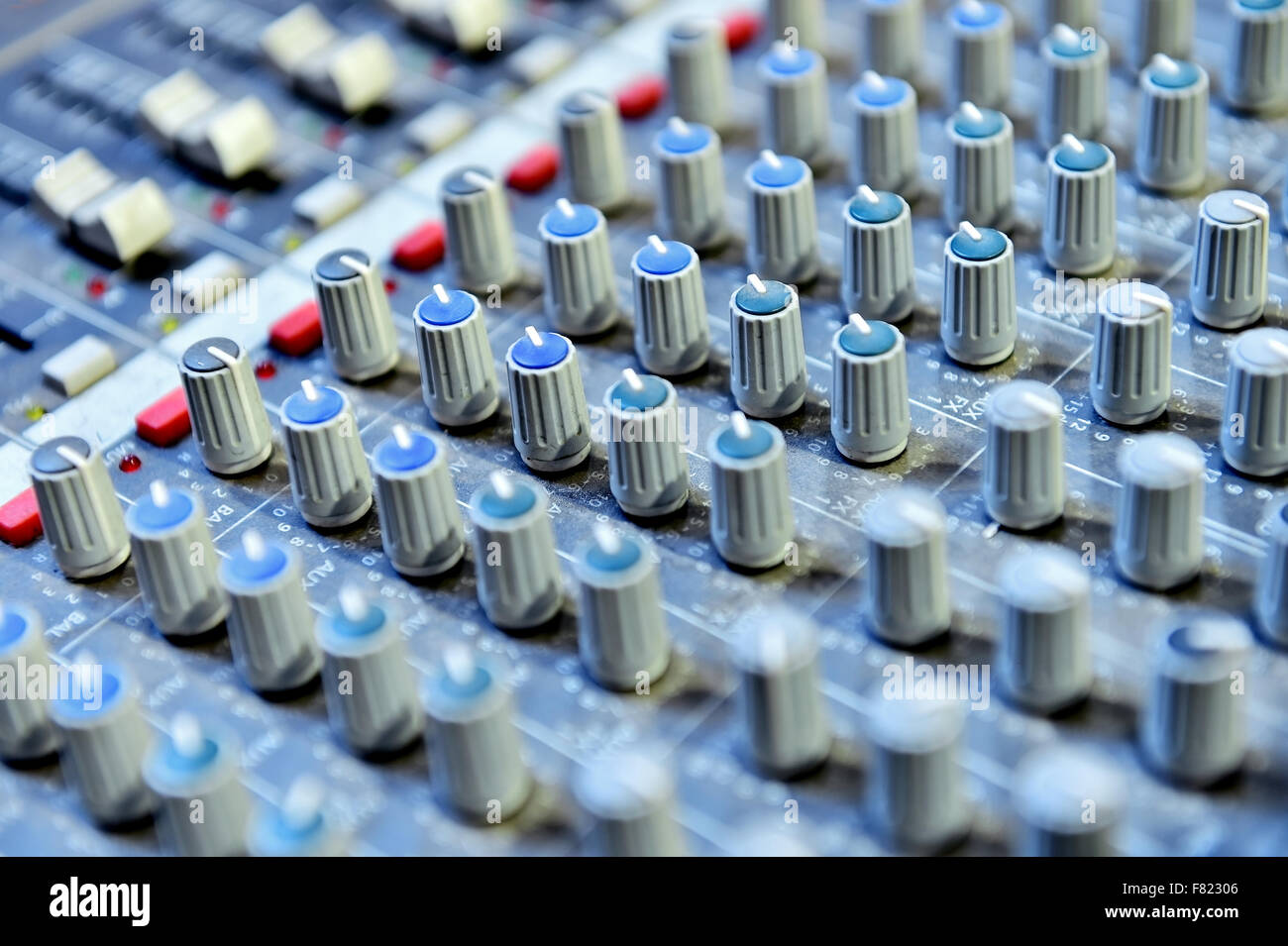 Détail avec boutons de réglage sur un mélangeur audio professionnel Banque D'Images