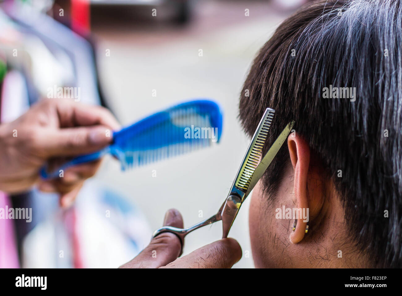 Ciseaux de coiffeur étaient utilisés pour les hommes. Banque D'Images