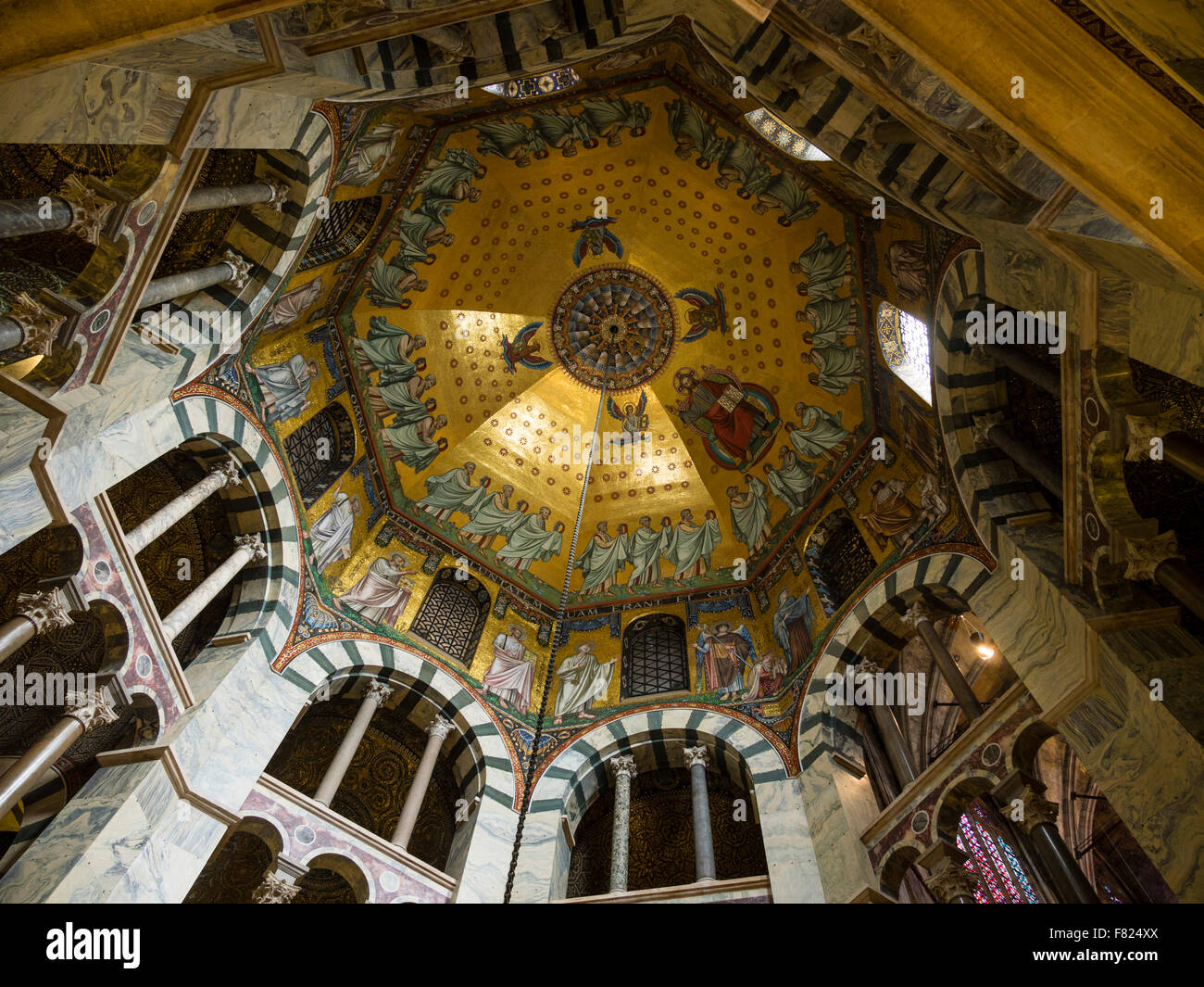 La voûte du plafond de la chapelle Palatine à Aix-la-Chapelle (l'Aix-La-Chapelle) de la cathédrale. Banque D'Images