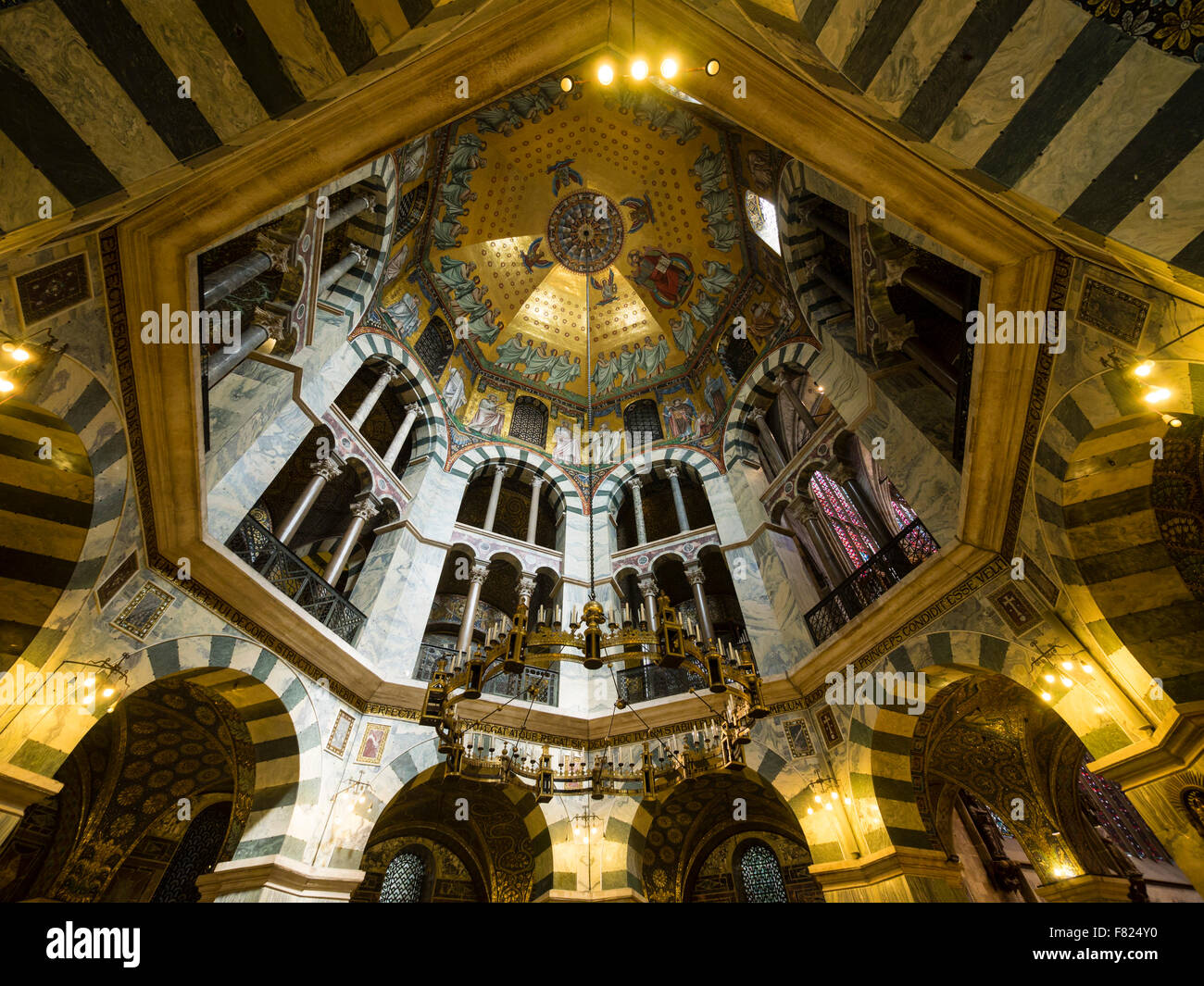 La voûte du plafond de la chapelle Palatine à Aix-la-Chapelle (l'Aix-La-Chapelle) de la cathédrale. Banque D'Images