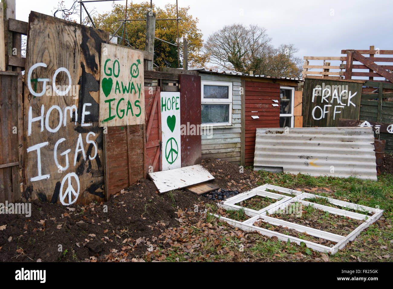 Upton, Cheshire, Royaume-Uni. 08Th Nov, 2015. Messages peints sur le mur qui entoure le camp visant à SGA qui prévoient un forage exploratoire de gaz de couche de charbon. Crédit : Dave Ellison/Alamy Live News Banque D'Images