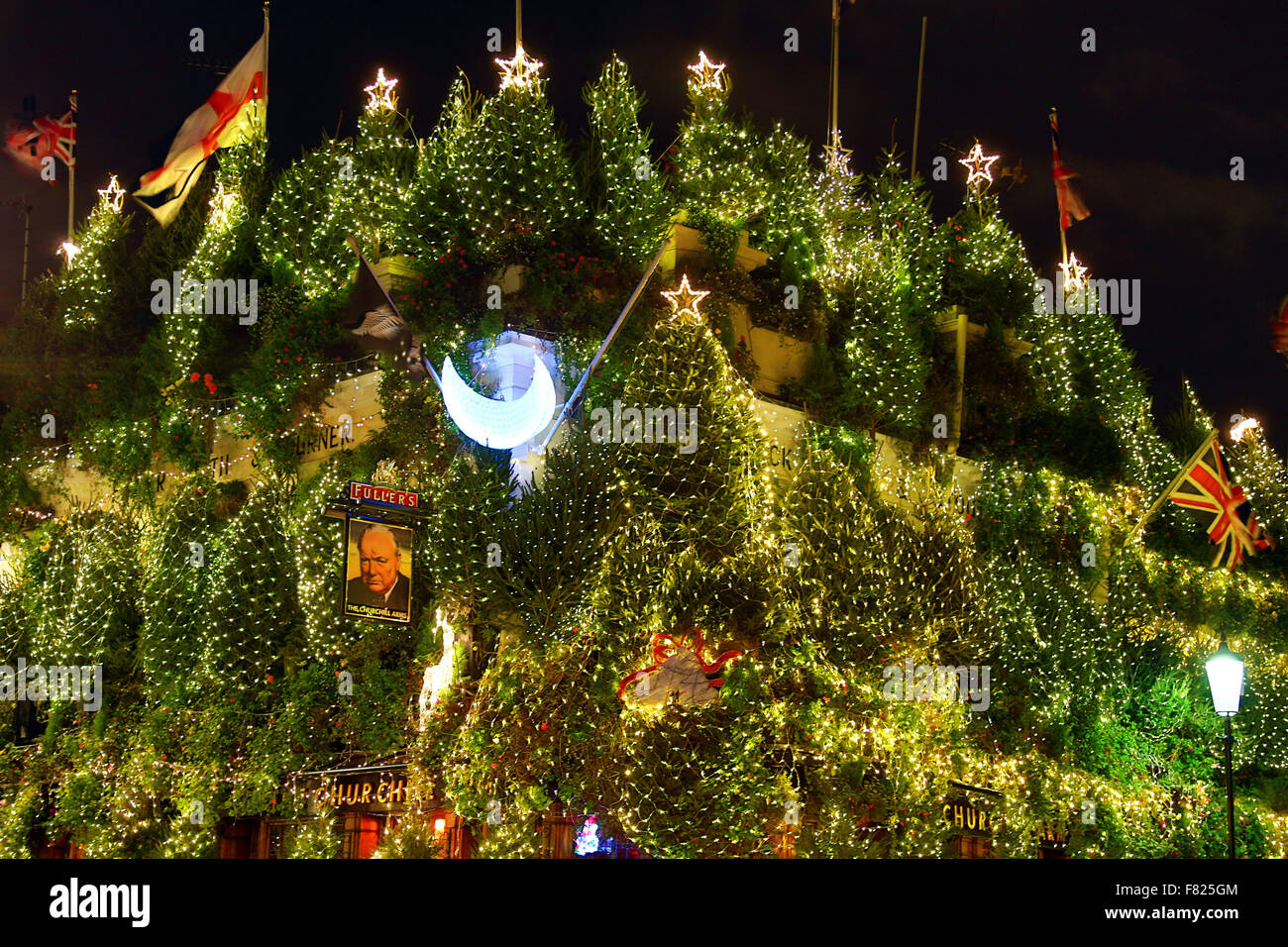 Londres, Royaume-Uni. 4e décembre 2015. Le Churchill Arms pub a été couvert dans les arbres de Noël à Kensington, Londres et est probablement le pub le plus décoré avec des arbres de Noël dans le monde. Bien que la plupart des bâtiments se contentent de masses de lumières, ce pub va le mile supplémentaire de se cacher sous une véritable forêt. Crédit : Paul Brown/Alamy Live News Banque D'Images