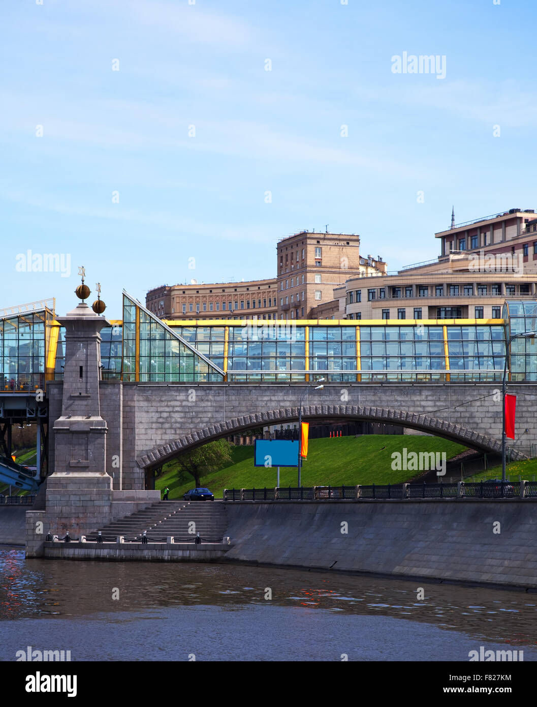 Vue de Moscou. Pont piétonnier Bogdan Khmelnitski au printemps Banque D'Images