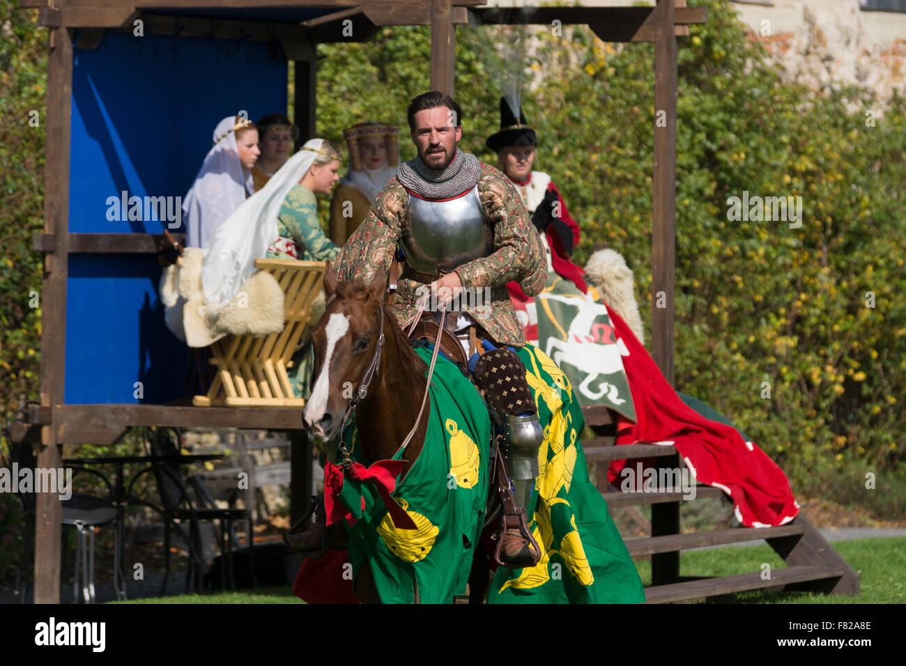 Un chevalier à cheval devant son public au tournoi de chevaliers Rosenberg Banque D'Images