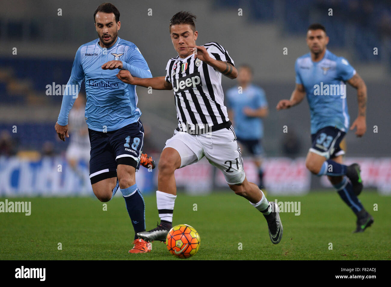 Rome, Italie. 08Th Nov, 2015. Paulo Dybala Juventus, Santiago Gentiletti Lazio. Roma 4-12-2015 Stadio Olimpico, Calcio football 2015-2016 Serie A Lazio - Juventus. Foto Antonietta Baldassarre / Insidefoto Insidefoto Crédit :/Alamy Live News Banque D'Images