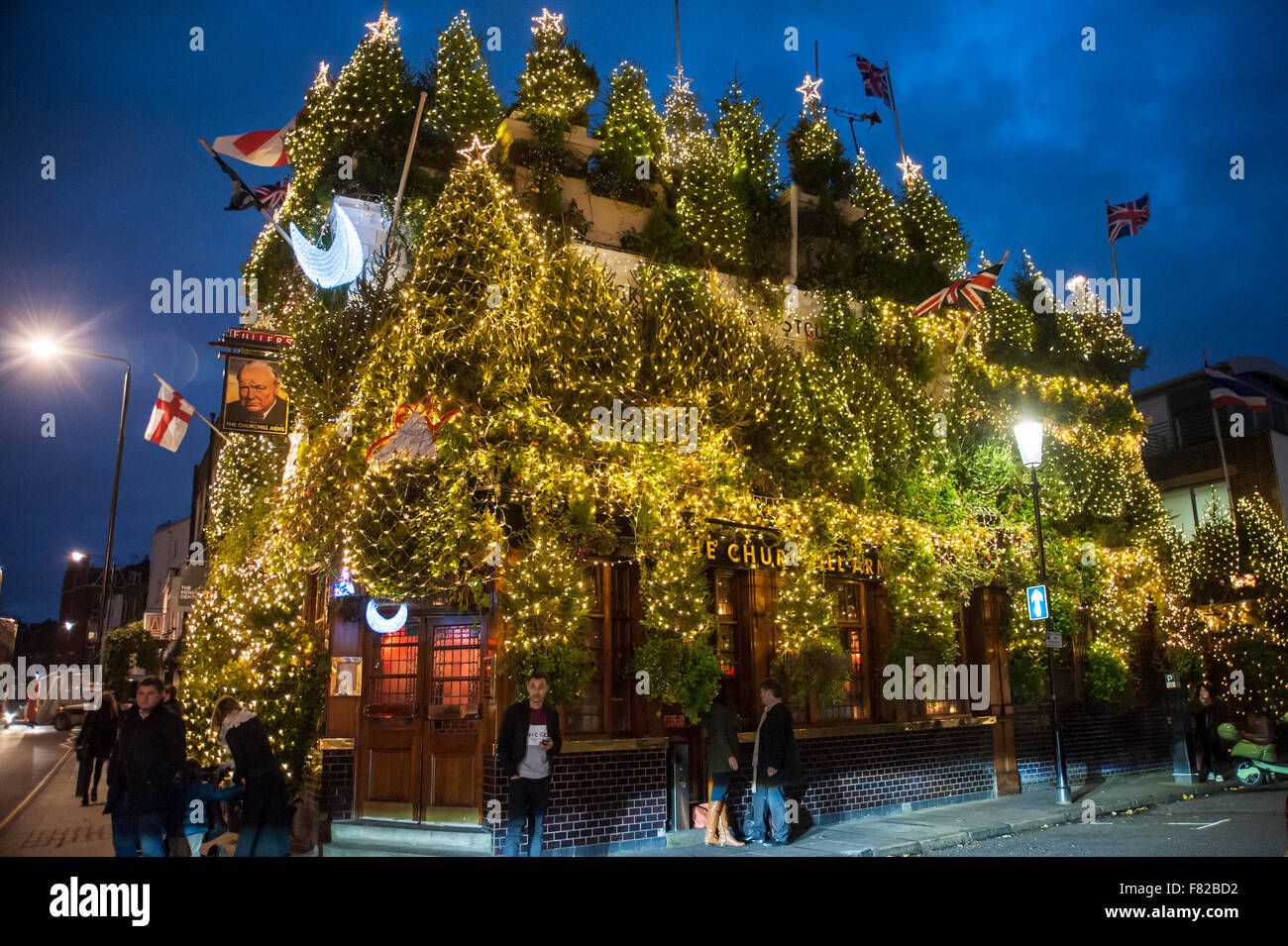 Londres, Royaume-Uni. 4 décembre 2015. Les lumières de Noël annuel sur le Churchill Arms à Kensington ont été mis en marche. Cette année, 30 000 € ont été dépensés pour 17 500 y compris les décorations lumières et 75 arbres. En été, les sections locales profitez d'un affichage floral de paniers suspendus. Crédit : Stephen Chung / Alamy Live News Banque D'Images