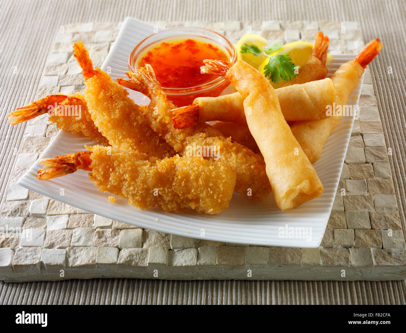 Close up of Oriental Chinese pané et frit battues crevettes géantes avec une trempette au chili doux prêt à manger Banque D'Images