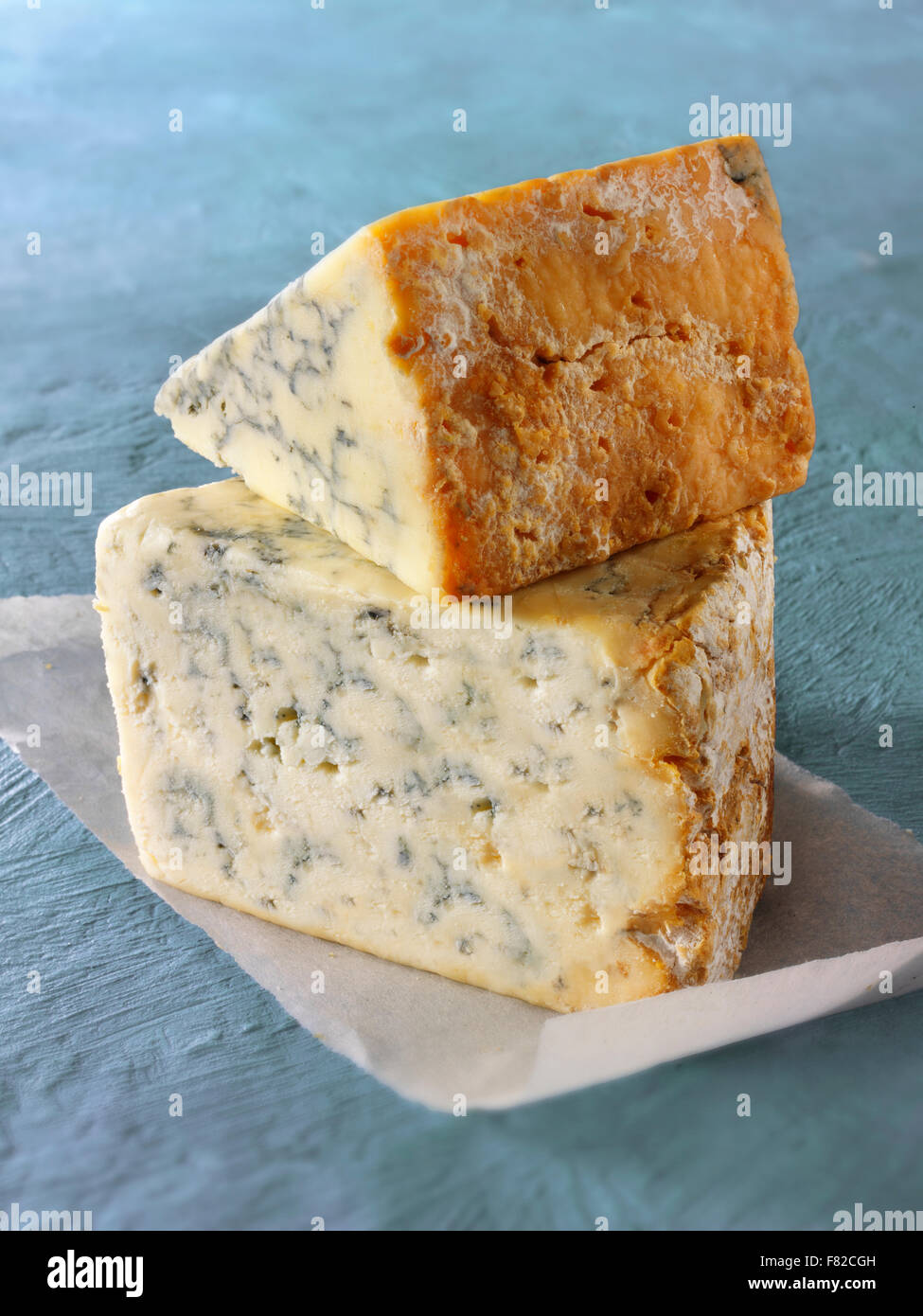 Gros plan d'une portion de fromage stilton bleu crémeux - ( en bas) Stilton ci-dessus. Banque D'Images