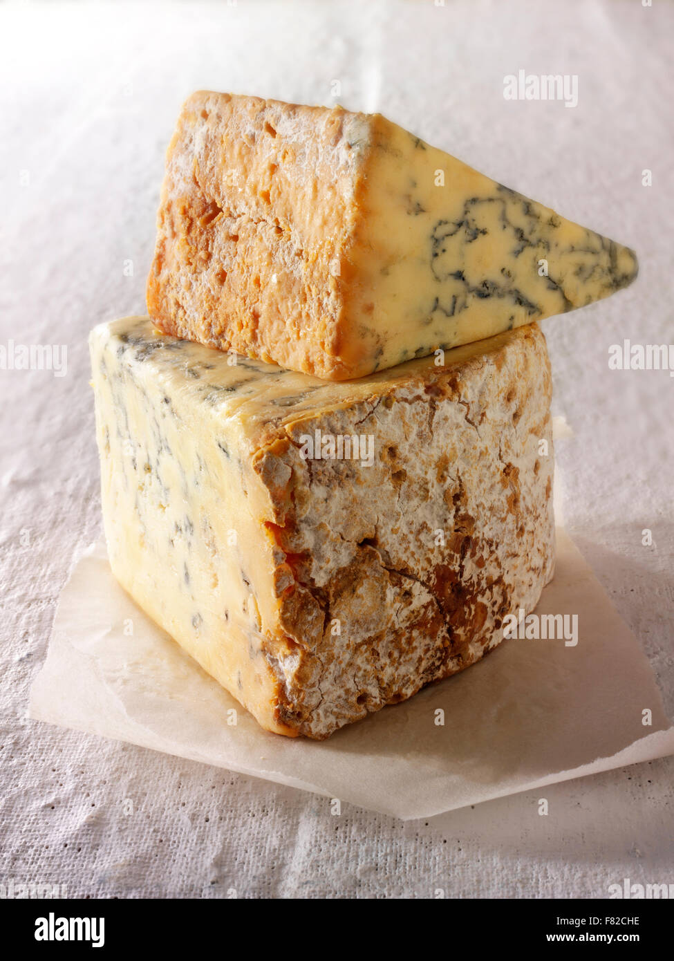 Close up de quartiers de Blue Stilton cheese Banque D'Images