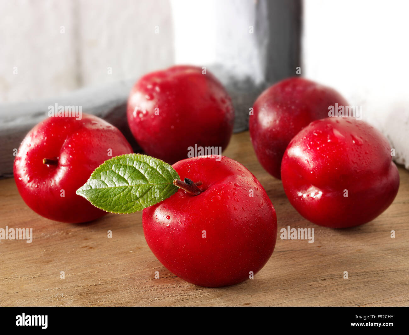 Crus frais entier dans les prunes rouges Victoria une cuisine rustique Banque D'Images