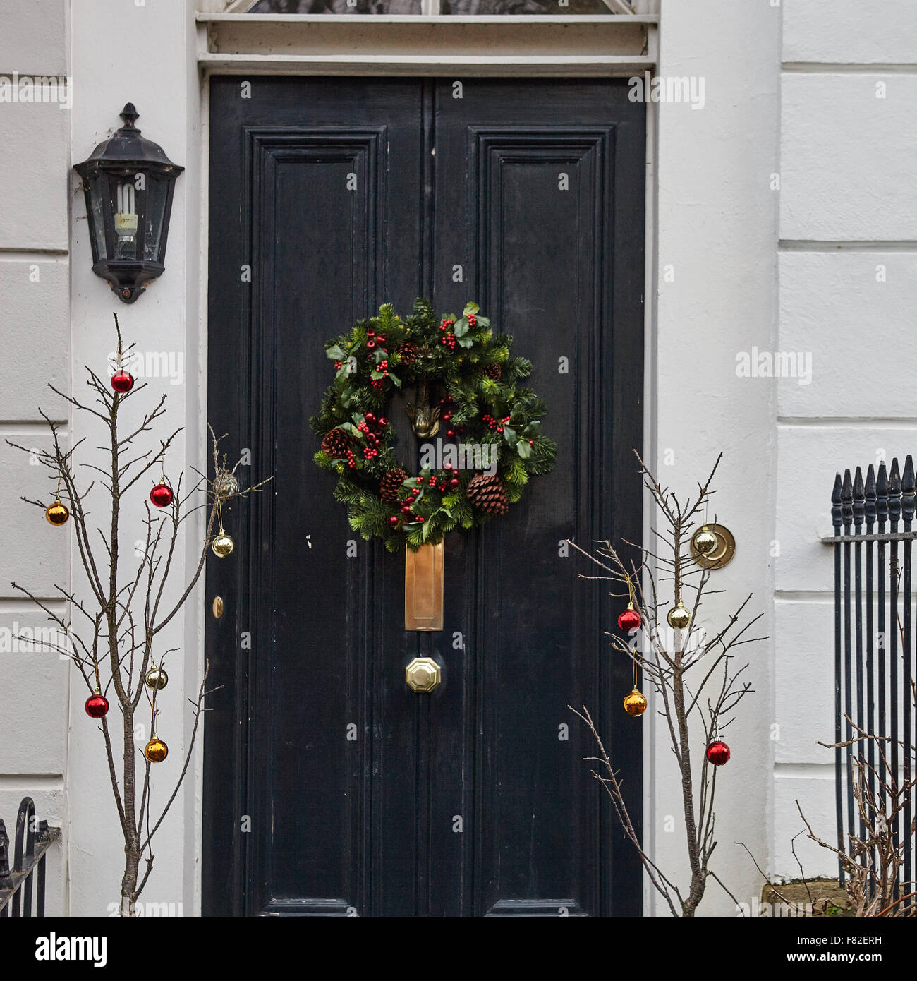 Couronne de Noël sur la porte Banque D'Images