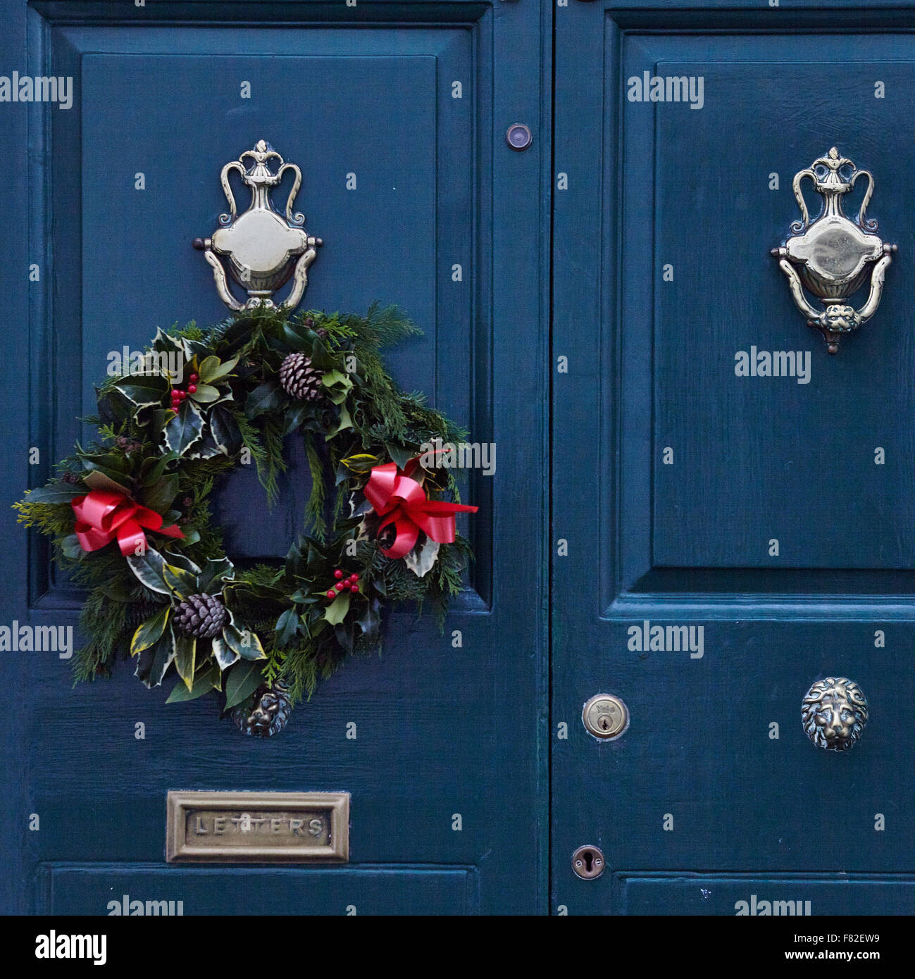 Couronne de Noël sur la porte Banque D'Images