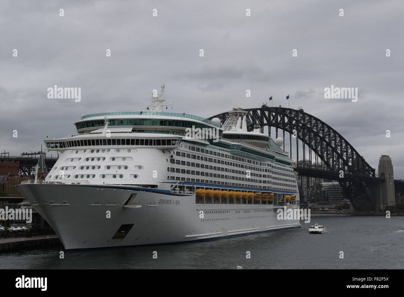 Explorer of the Seas bateau de croisière amarré au terminal passagers d'outre-mer avec le Sydney Harbour Bridge en arrière-plan. Banque D'Images