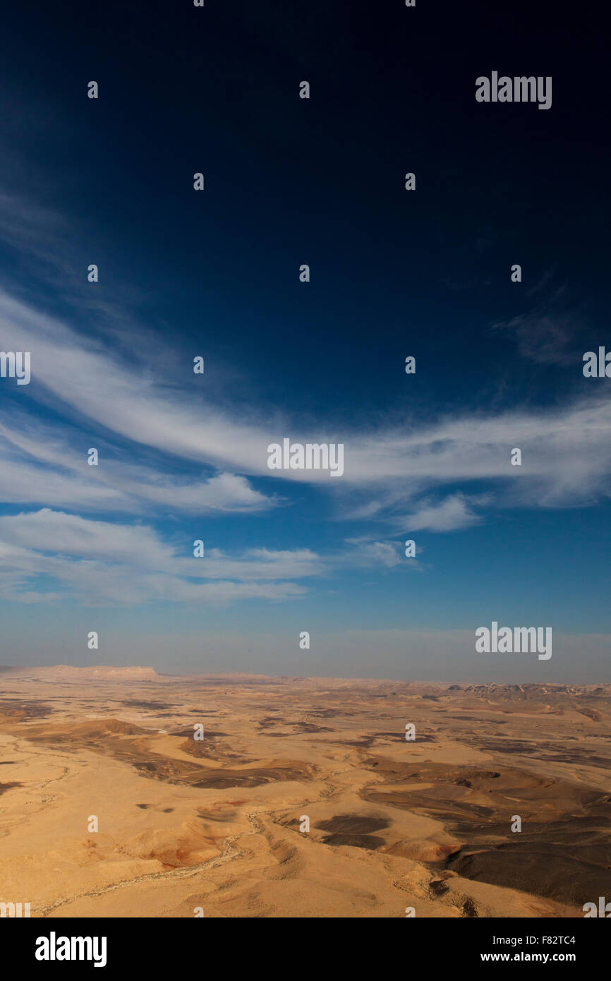 Mitzpe Ramon cratère dans le désert du Néguev, en Israël. Banque D'Images