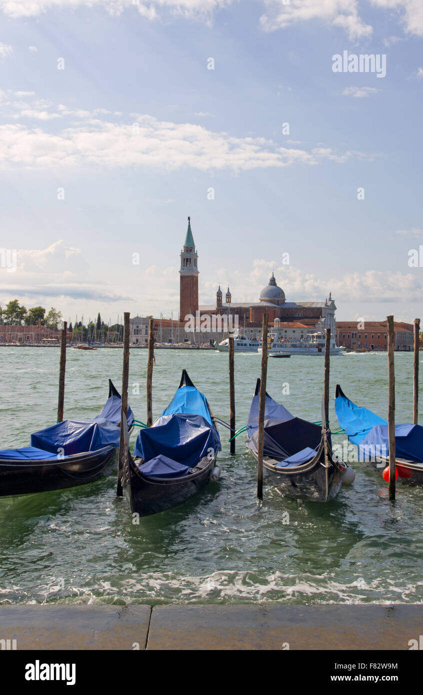 Les gondoles de Venise et de San Giorgio Maggiore Banque D'Images