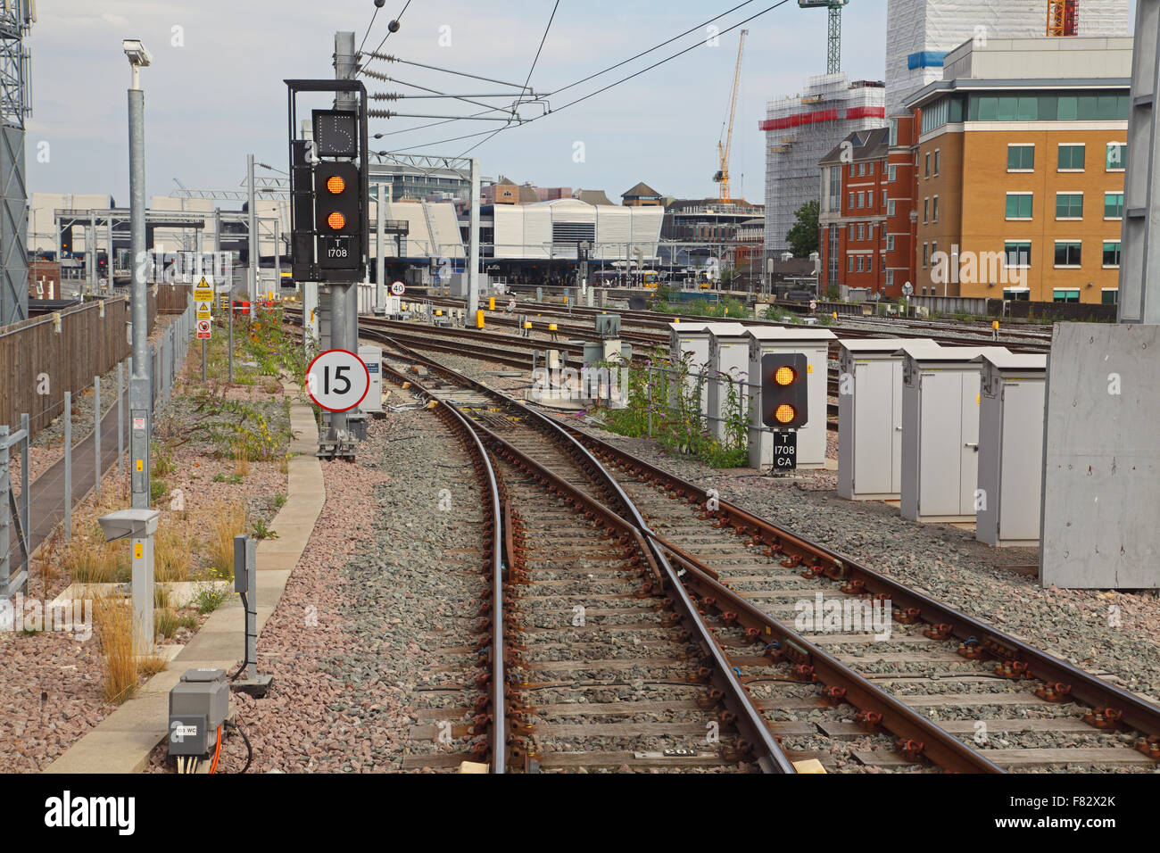 Aspects jaune double à la fois sur les signaux avec un 15 dans la zone de destination et une vitesse de 15 mi/h ci-dessous le signal principal. Banque D'Images