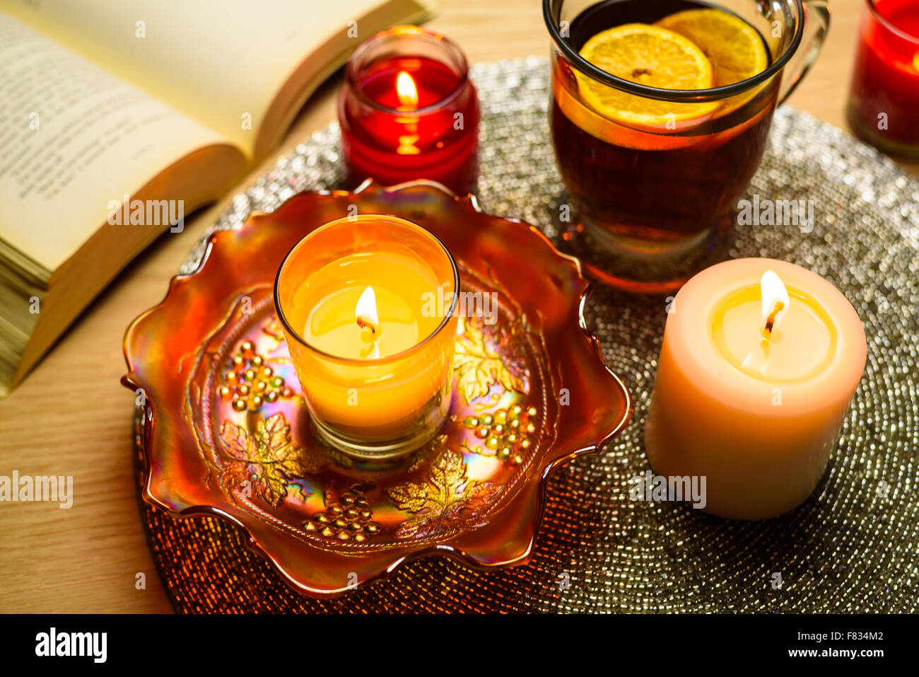 L'arôme, bougie aromatique, bokeh, livre, bougie, la lumière des bougies, chandelles, cierges, colorful bokeh, glitter, thé chaud, lanterne, le Banque D'Images