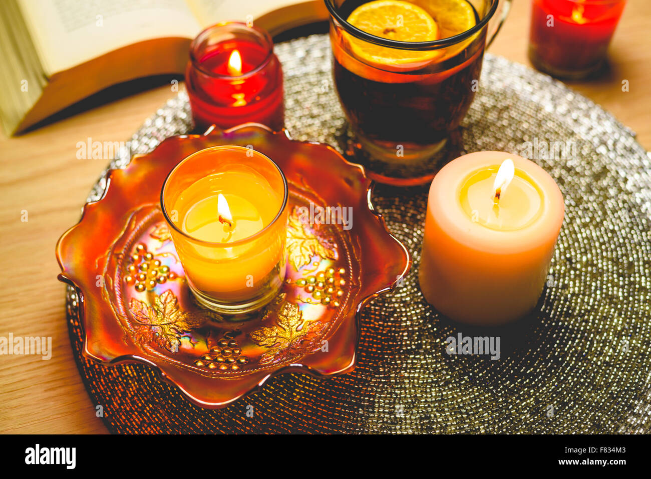 Bougies aromatiques,livre de poche et de thé au citron Banque D'Images