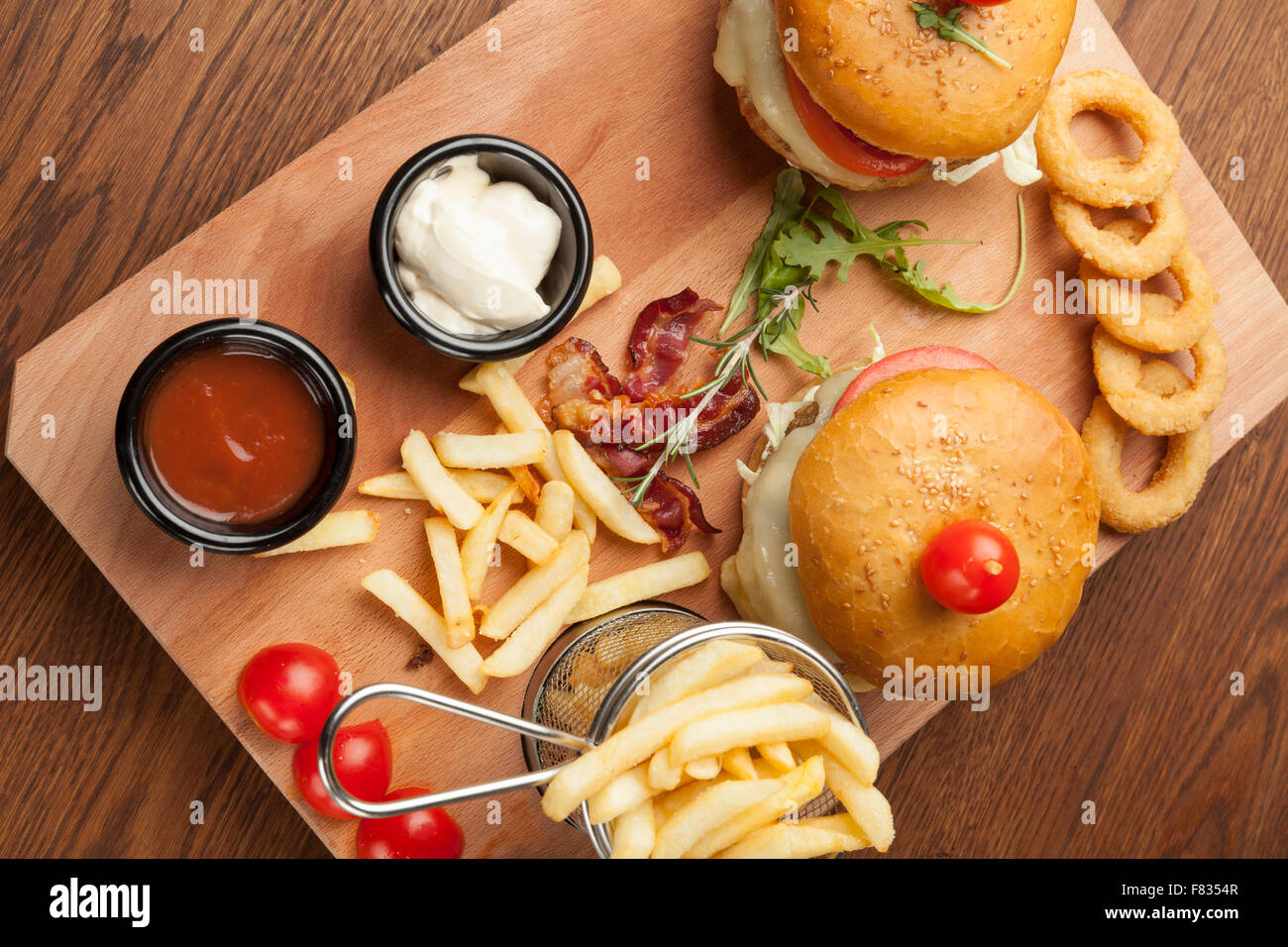 Burger et frites servi sur table en bois Banque D'Images