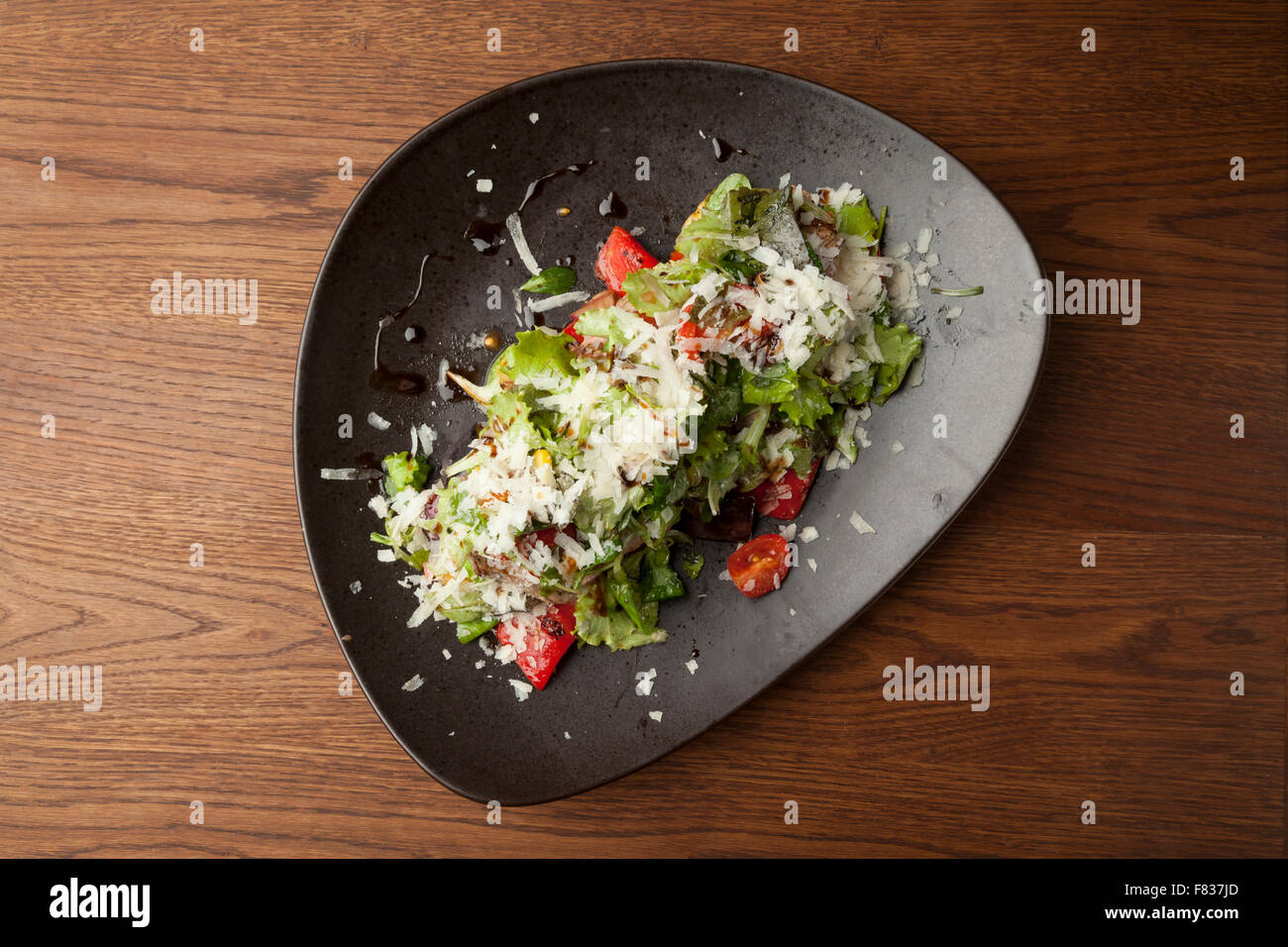 Avec salade de boeuf haché sur table en bois Banque D'Images Avec salade de boeuf haché sur table en bois Banque D'Images