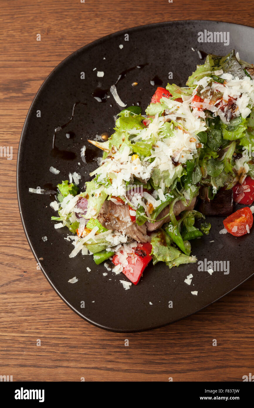 Avec salade de boeuf haché sur table en bois Banque D'Images Avec salade de boeuf haché sur table en bois Banque D'Images