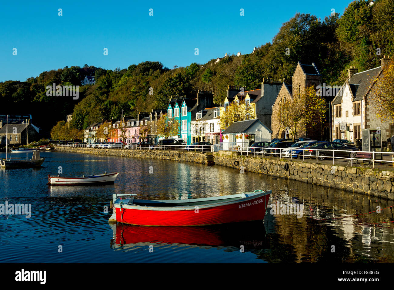 Les bâtiments aux couleurs vives sur la rue Main, à Tobermory, Isle of Mull, Argyll and Bute, Ecosse, Royaume-Uni. Banque D'Images