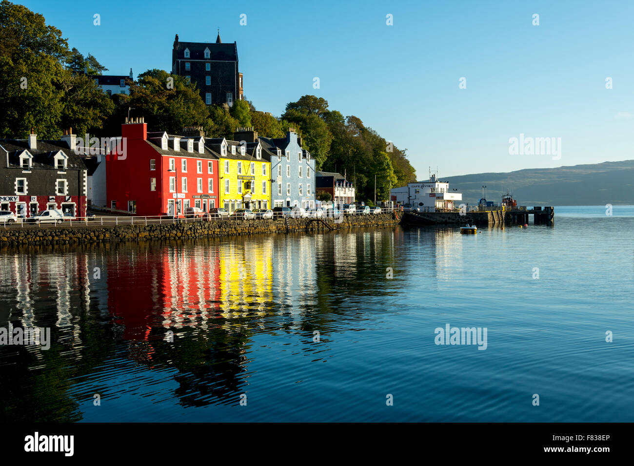 Les bâtiments aux couleurs vives sur la rue Main, à Tobermory, Isle of Mull, Argyll and Bute, Ecosse, Royaume-Uni. Banque D'Images