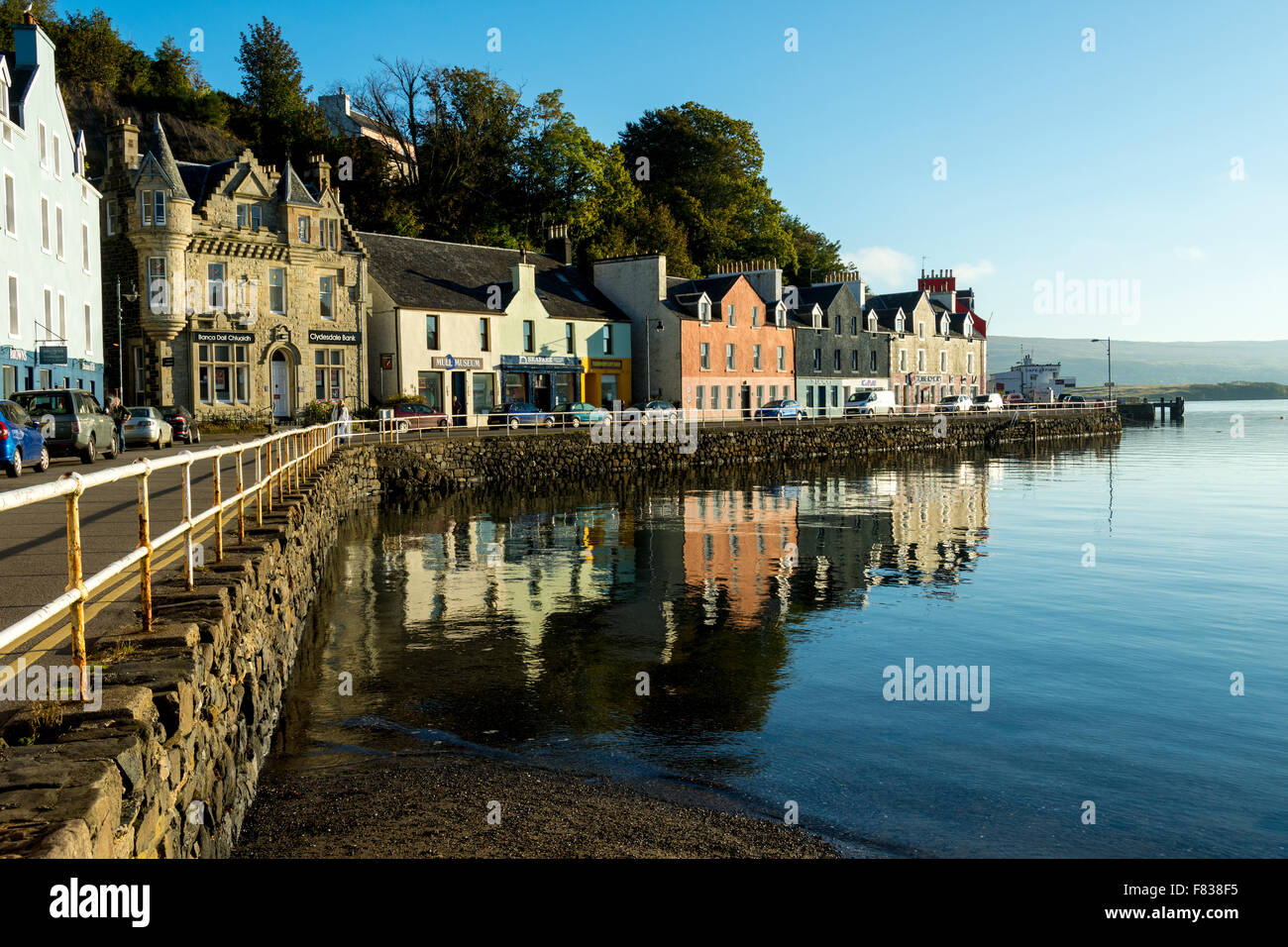 Commerces et autres bâtiments sur la rue Main, à Tobermory, Isle of Mull, Argyll and Bute, Ecosse, Royaume-Uni. Banque D'Images
