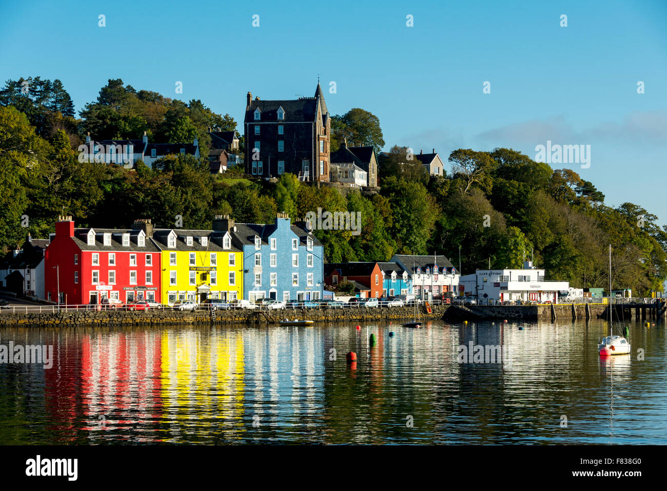 Bâtiments colorés sur la rue Main, à Tobermory, sur le port, Isle of Mull, Argyll and Bute, Ecosse, Royaume-Uni. Banque D'Images