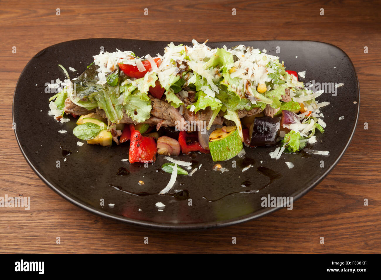 Avec salade de boeuf haché sur table en bois Banque D'Images Avec salade de boeuf haché sur table en bois Banque D'Images