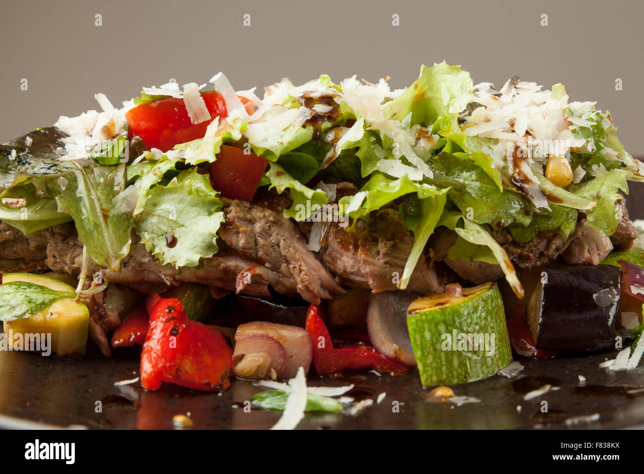 Avec salade de boeuf haché sur table en bois Banque D'Images Avec salade de boeuf haché sur table en bois Banque D'Images
