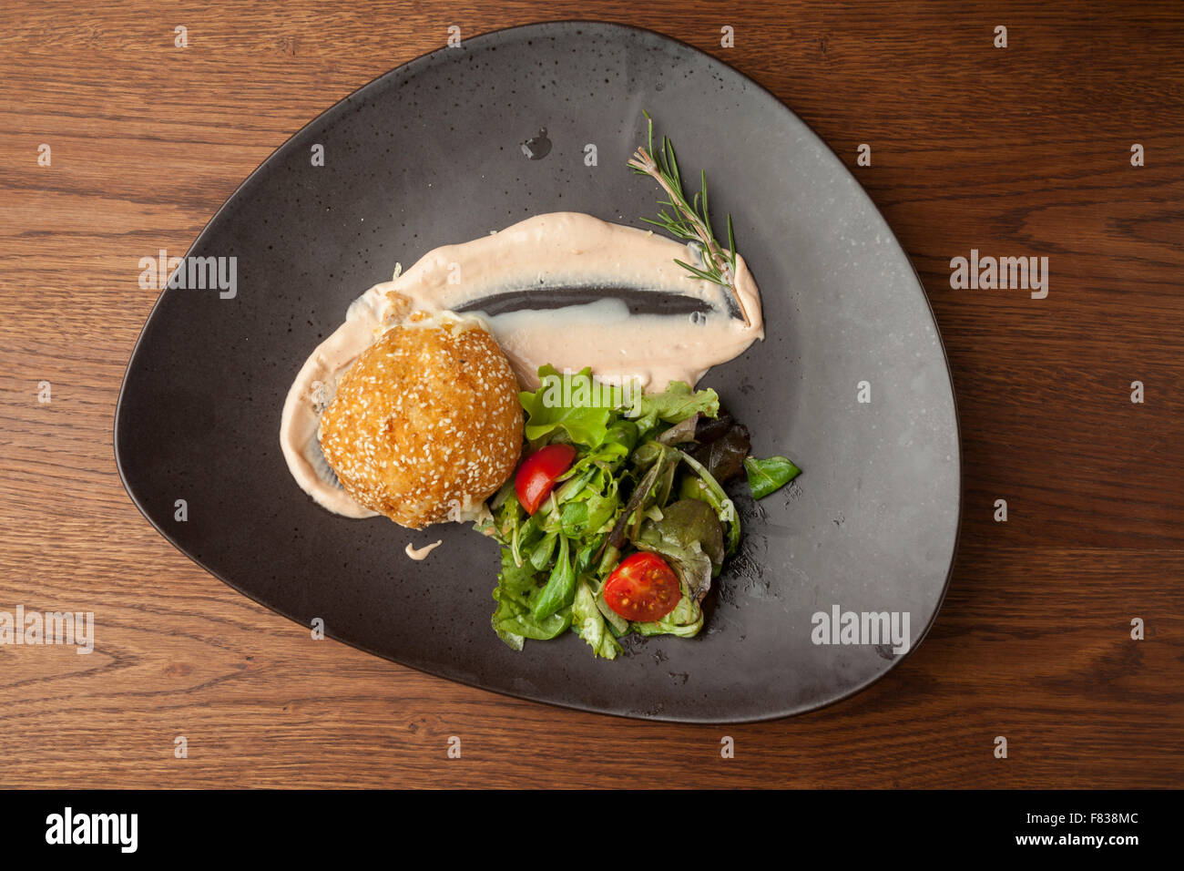 La mozzarella frit avec légumes grillés sur table en bois Banque D'Images La mozzarella frit avec légumes grillés sur table en bois Banque D'Images