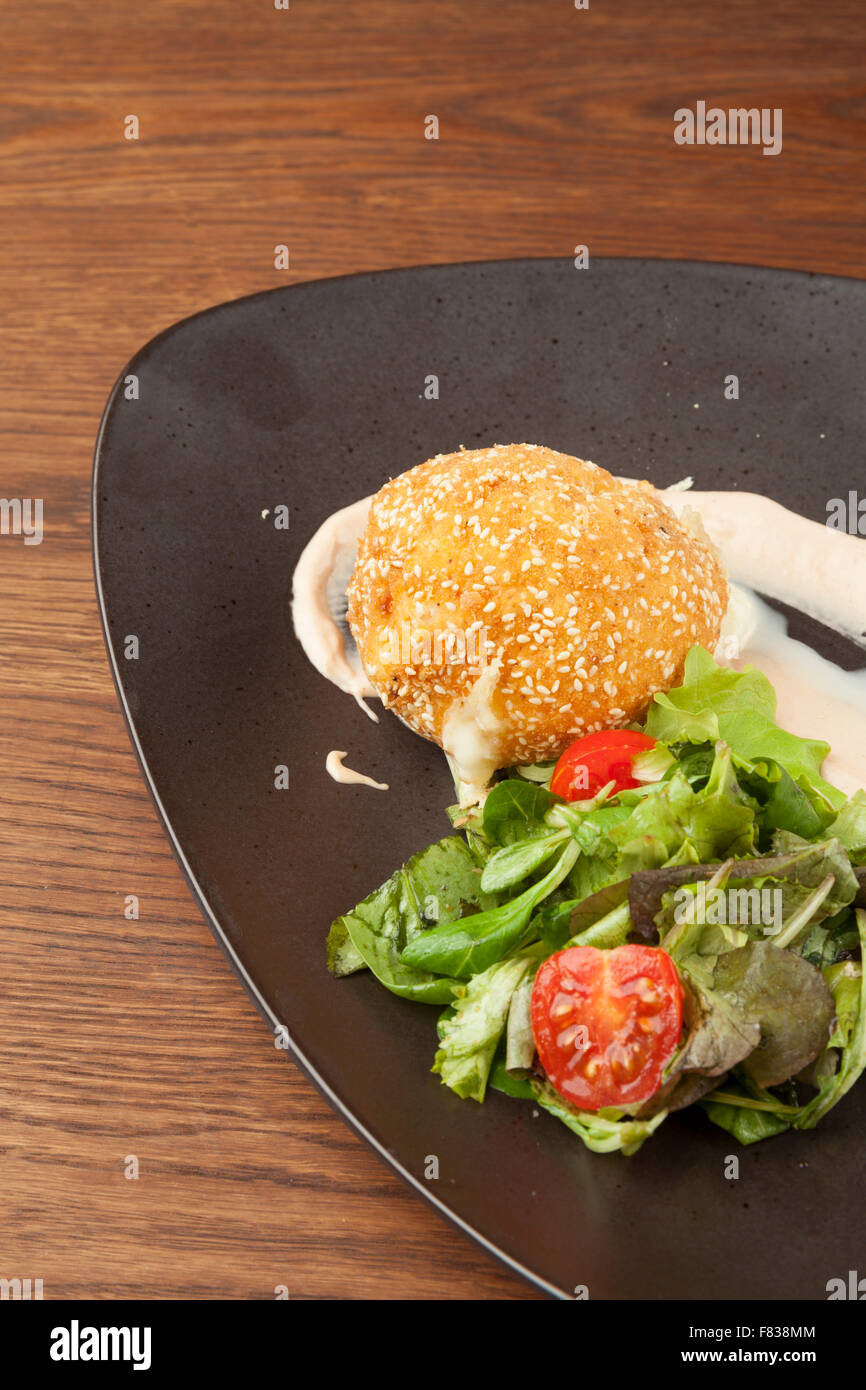 La mozzarella frit avec légumes grillés sur table en bois Banque D'Images La mozzarella frit avec légumes grillés sur table en bois Banque D'Images