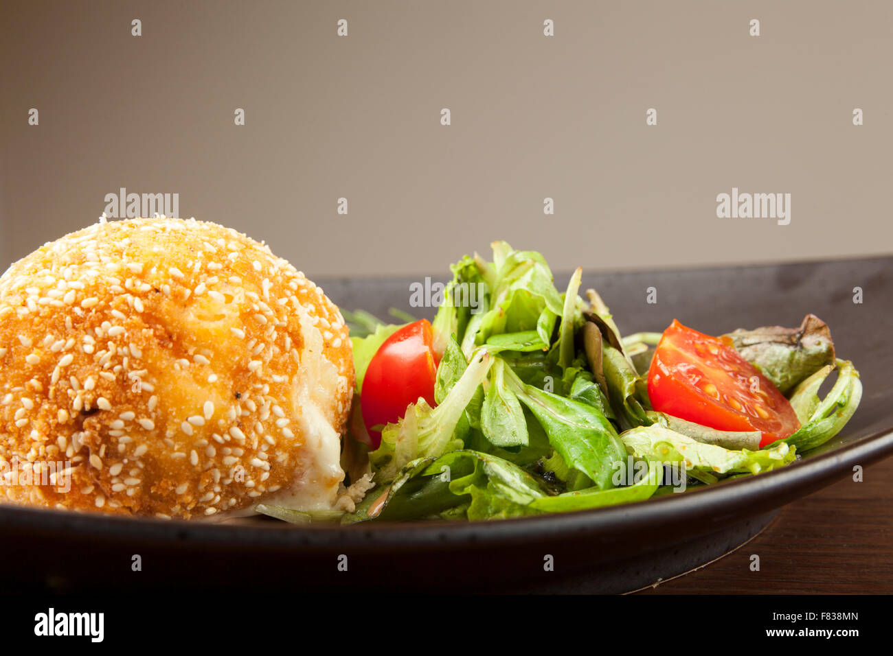 La mozzarella frit avec légumes grillés sur table en bois Banque D'Images La mozzarella frit avec légumes grillés sur table en bois Banque D'Images