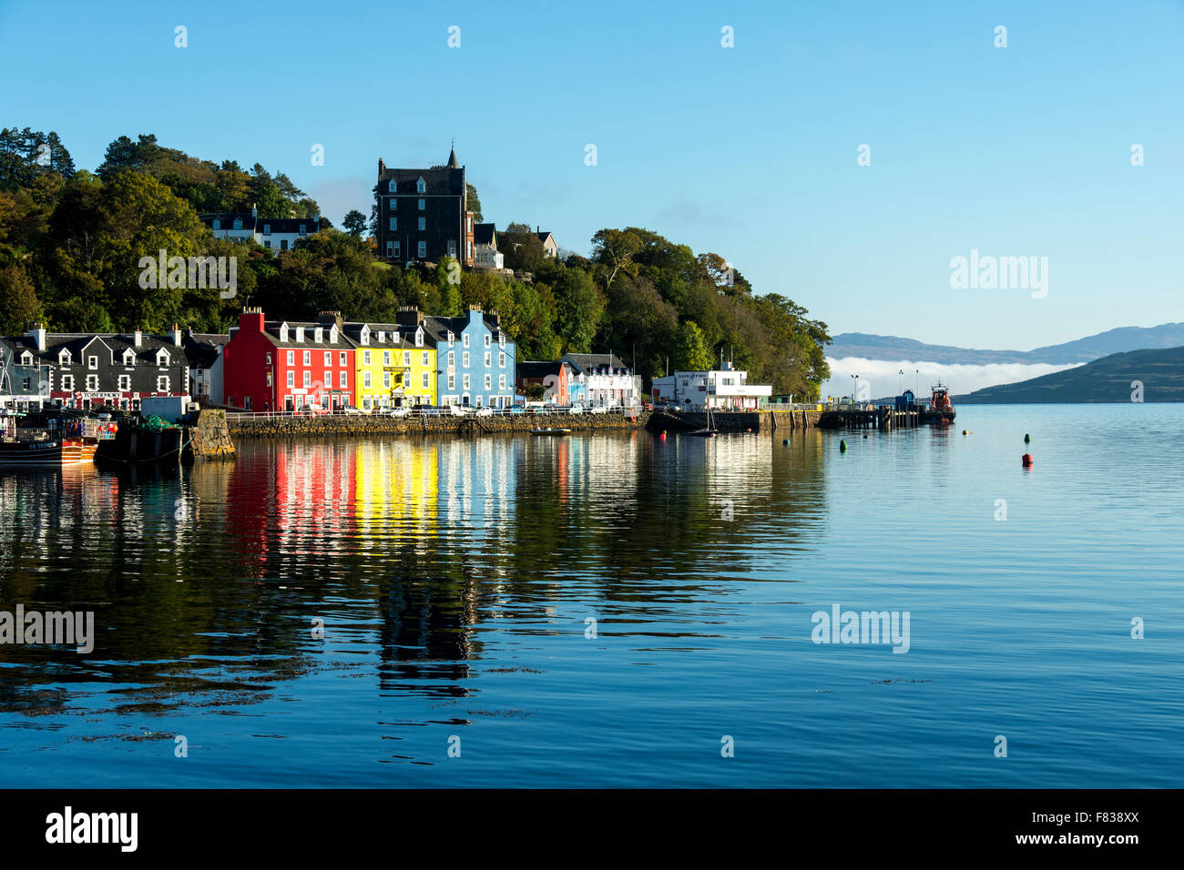 Main Street, sur le port de Tobermory, Isle of Mull, Argyll and Bute, Ecosse, Royaume-Uni. Banque D'Images