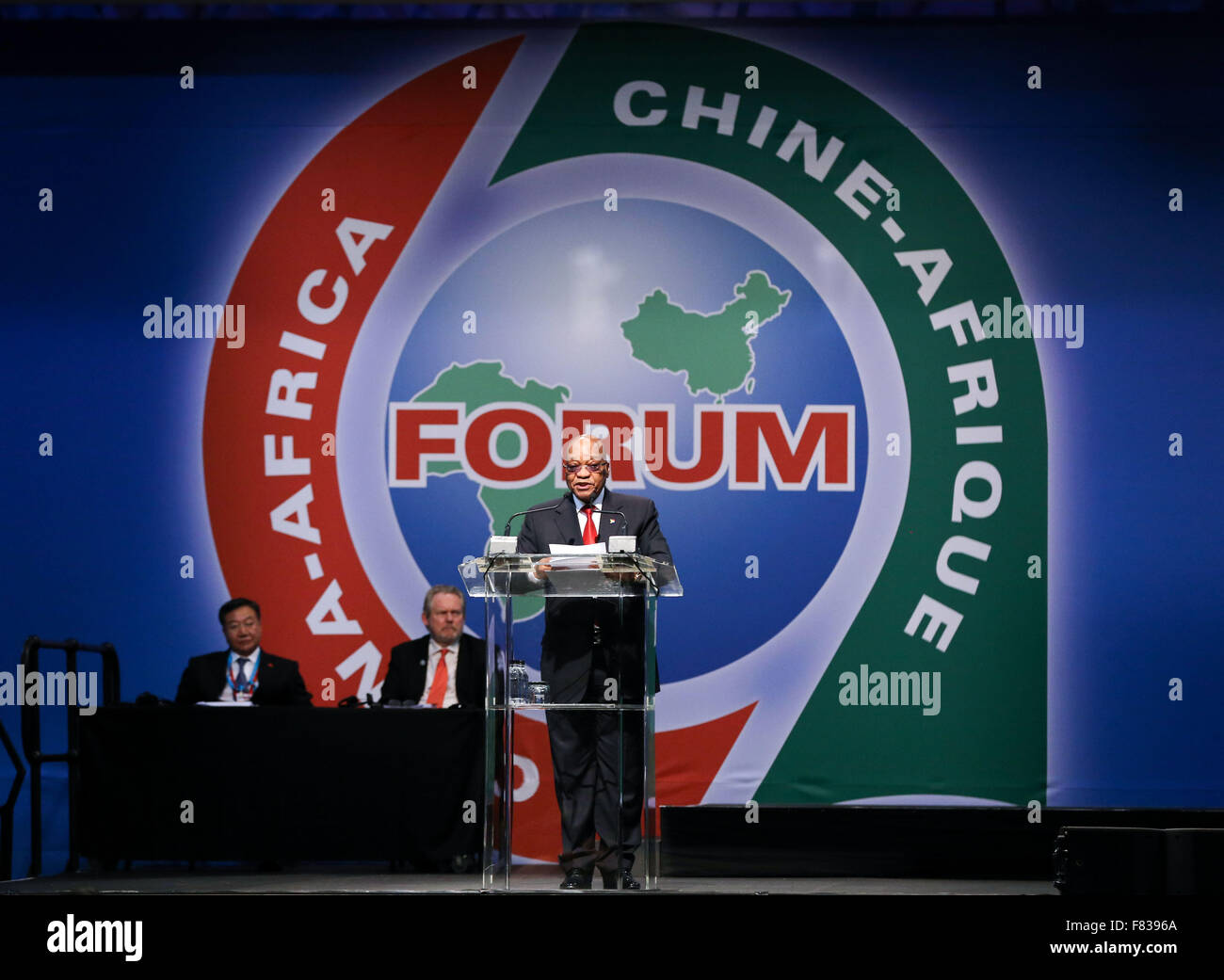 Johannesburg, Afrique du Sud. 9Th Jul 2015. Le président sud-africain Jacob Zuma (avant) prend la parole lors du dialogue de haut niveau avec des dignitaires d'affaires chinois et africains, aussi cérémonie de clôture de la cinquième conférence des entreprises sino-africaine, à Johannesburg, en Afrique du Sud, le 4 décembre 2015. Credit : Pan Siwei/Xinhua/Alamy Live News Banque D'Images