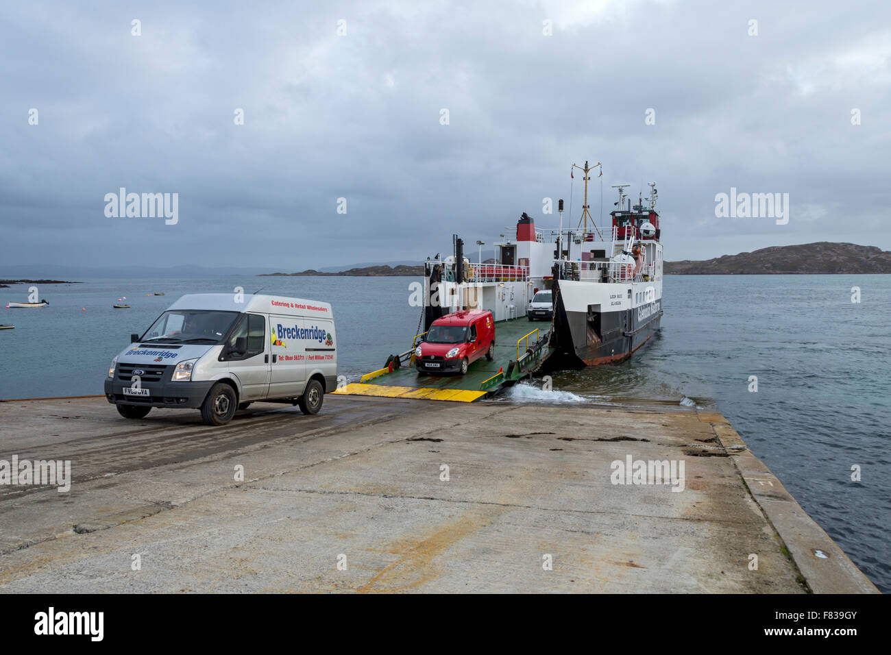 Descendre de l'véhicules ferry Calmac l 'Loch Buidhe' sur l'île d'Iona, Hébrides intérieures, Ecosse, Royaume-Uni Banque D'Images