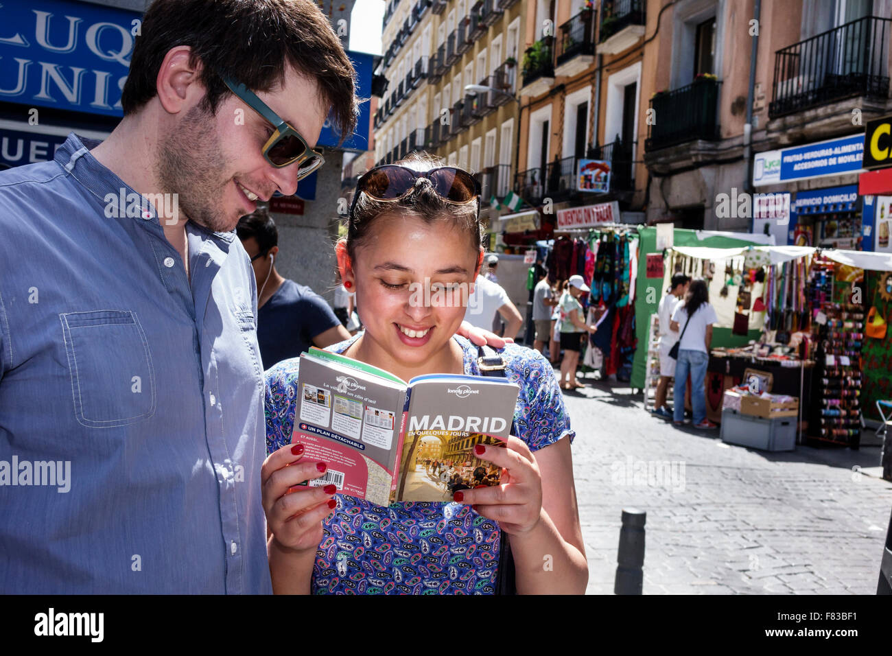 Madrid Espagne, hispanique Barrio de la Latina, el Rastro marché aux puces, Plaza de Cascorro, Ribera de Curtidores, shopping shopping shopping shopping boutiques mar Banque D'Images