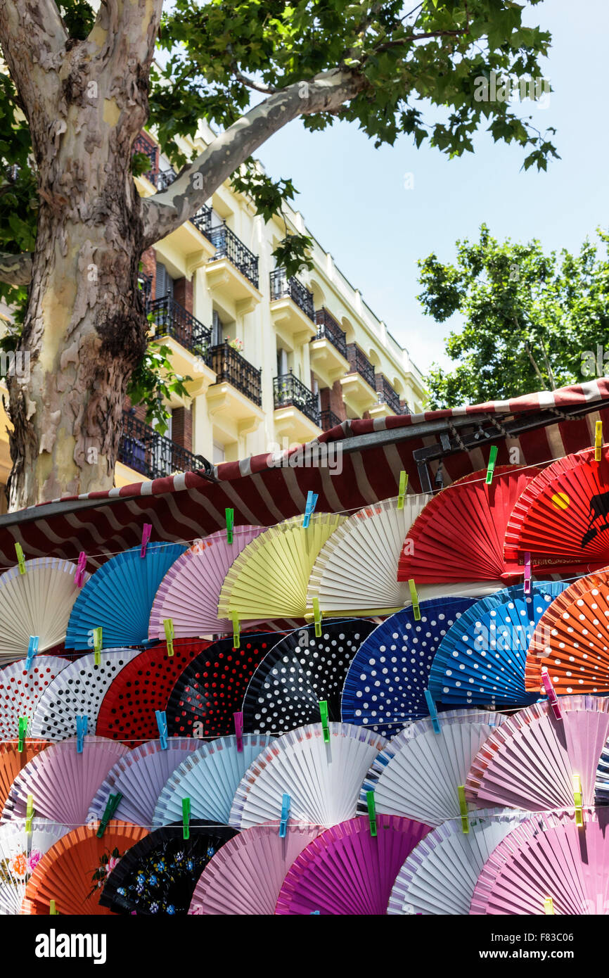 Madrid Espagne,Hispanic Centro,Barrio de la Latina,el Rastro marché aux puces,Plaza de Cascorro,Ribera de Curtidores,shopping shoppers shop sh Banque D'Images