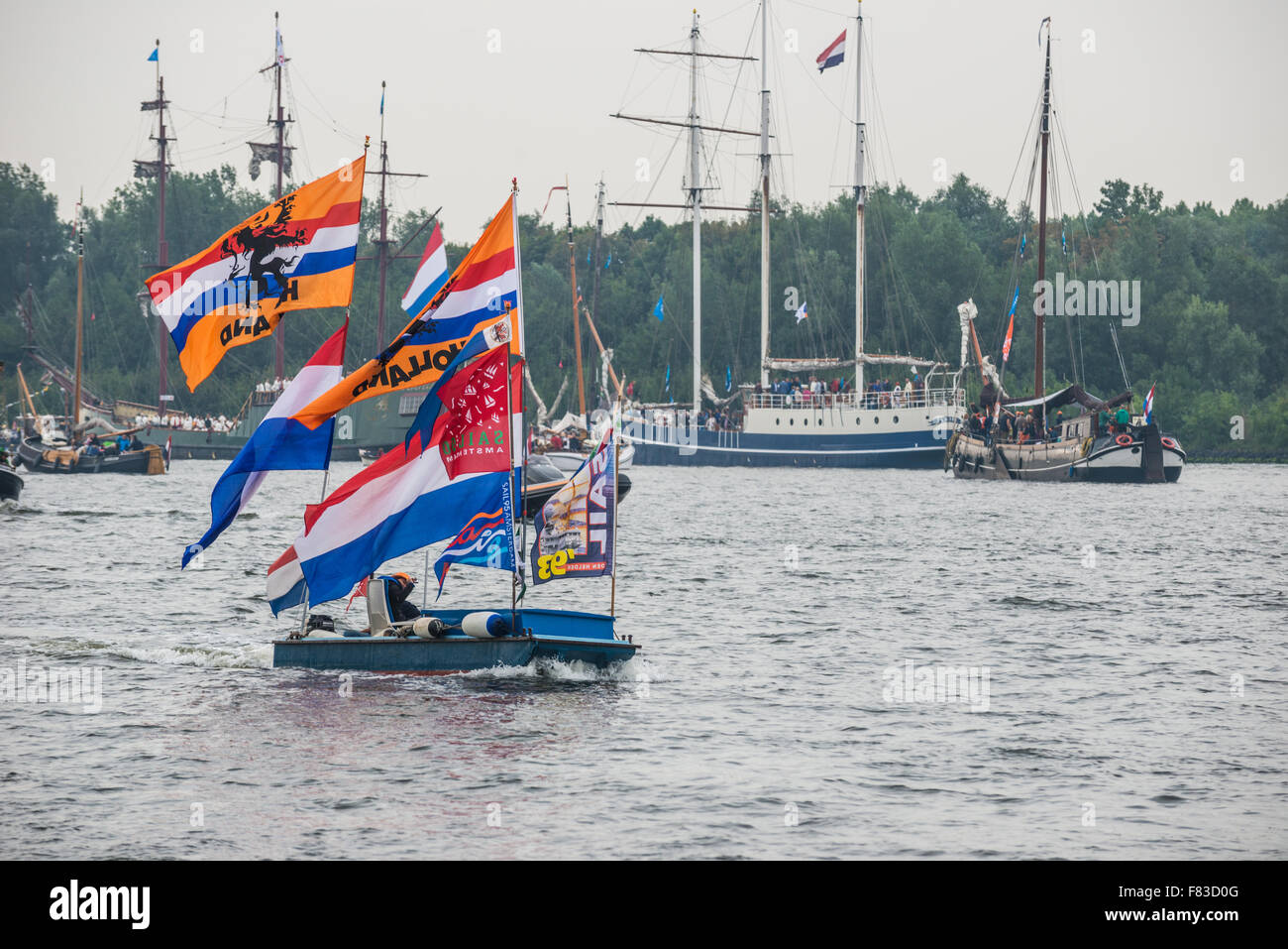 Sail Amsterdam 2015 avec de beaux grands voiliers accompagnés par de petits bateaux néerlandais Banque D'Images