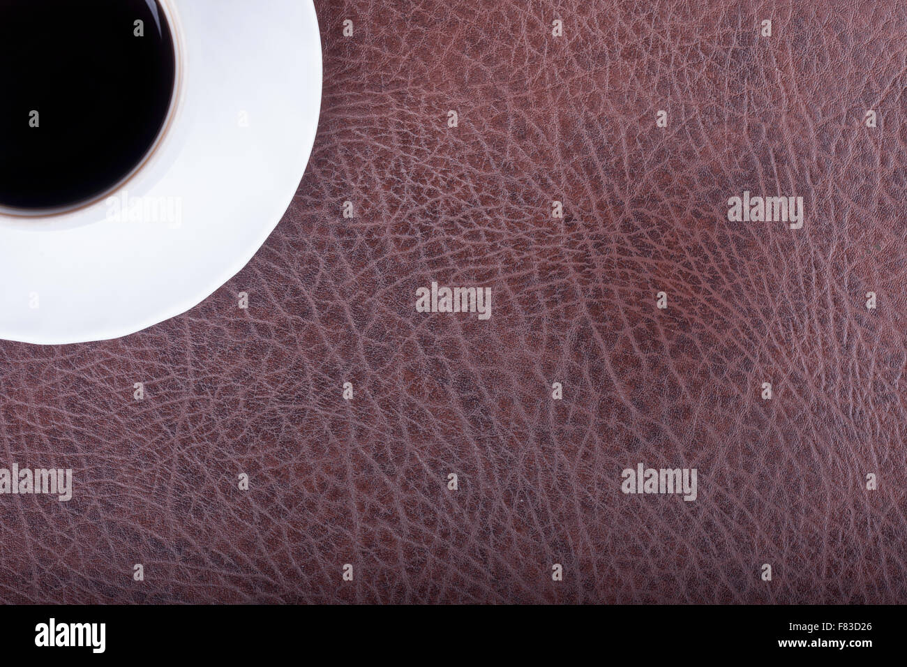 Tasse de café sur une surface texturée en cuir Banque D'Images